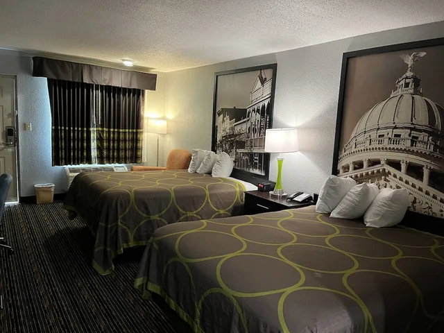 غرفة بسريرين كوين يُسمح فيها بالحيوانات الأليفة للمدخنين، Super 8 by Wyndham Meridian 2/8