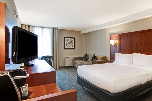 غرفة تنفيذية بسرير كينج، Holiday Inn Oakville Centre 2/5