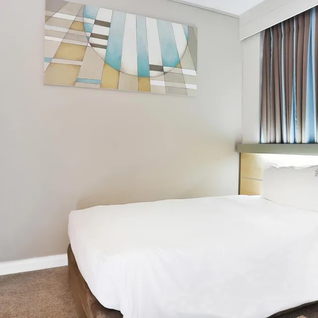 غرفة قياسية بسريرين منفصلين للمدخنين لذوي الإعاقة، HOLIDAY INN EXPRESS CAPE TOWN CITY CENTRE 2/10