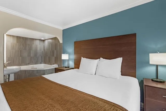 جناح بسرير كينج مع أريكة بحوض جاكوزي، Best Western InnSuites Tucson Foothills Hotel & Suites 1/10