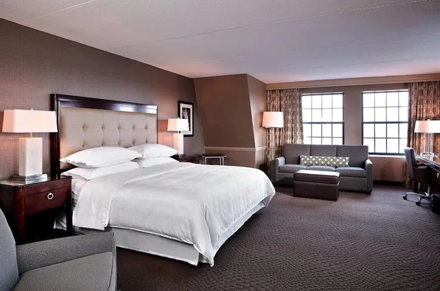 غرفة تنفيذية بسرير كينج، Dolce by Wyndham Parsippany 2/3