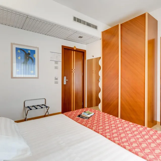 Room, Double or Twin Bed, Lateral Side Sea View، Hotel Europa 5/10