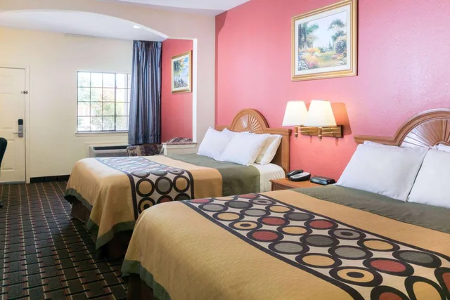 غرفة بسريرين كوين بحوض استحمام لذوي الإعاقة، Super 8 by Wyndham Stafford Sugarland Area 3/10