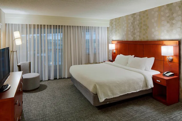 غرفة بسرير كينج مع أريكة، Courtyard by Marriott Columbus West 2/4