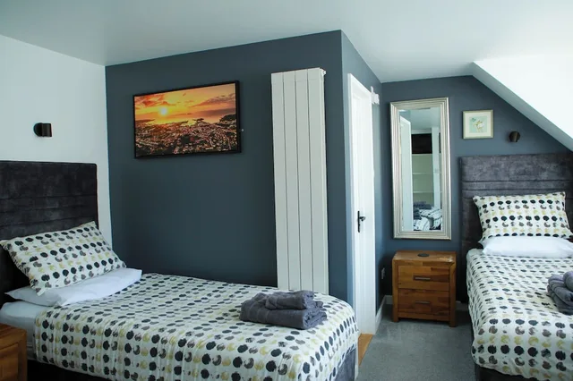 غرفة عائلية ثلاثية بثلاثة أسرّة، St George's Guesthouse 2/10