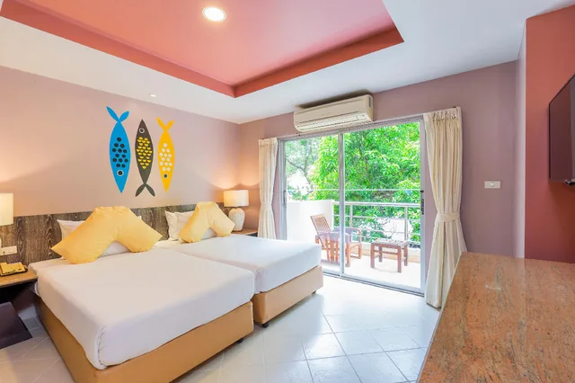 غرفة قياسية بسريرين منفصلين وسرير كينج بإطلالة على الحديقة، Bella Villa Prima 1/1