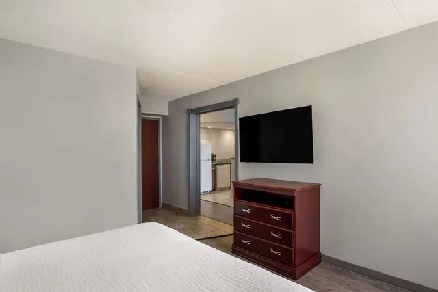 Efficiency, Suite, King Bed، Clarion Inn and Suites Grand Rapids Airport 2/3