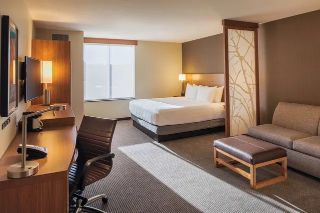 غرفة بسرير كينج مع أريكة، Hyatt Place Cleveland Westlake Crocker Park 2/3