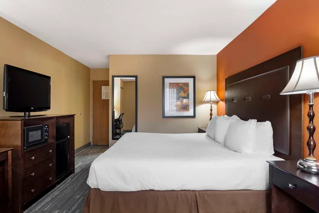 غرفة بسرير كينج بحوض استحمام لذوي الإعاقة، Best Western The Inn at Sharon/Foxboro 2/3