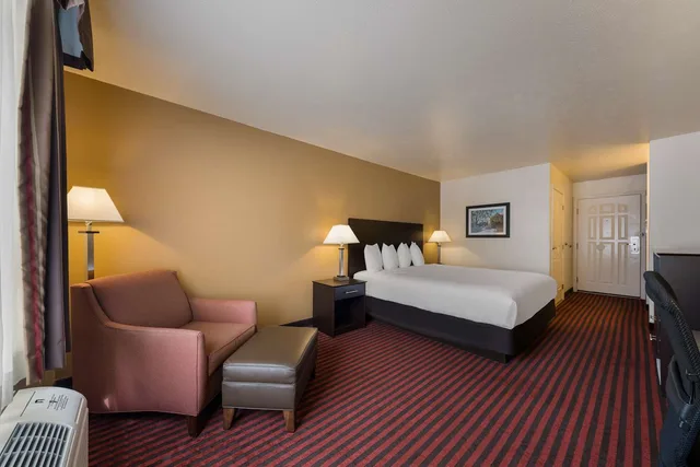 Room, King Bed, Best Western Salinas Valley Inn & Suites 2/3