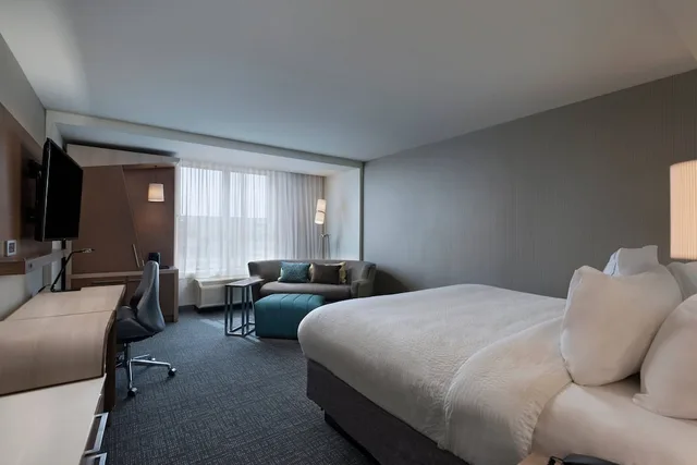 غرفة بسرير كينج مع أريكة لذوي الإعاقة، Courtyard By Marriott Jackson Madison 1/3