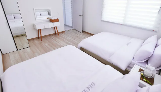 2 Rooms, Spa, 2 Queen Beds, Buan Glories Pension 1/3