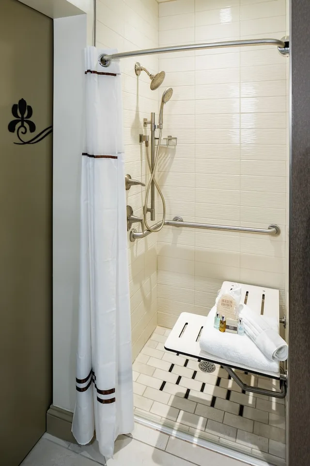 غرفة كلاسيكية بسرير كينج لذوي الإعاقة، The Tennessean Personal Luxury Hotel 3/3
