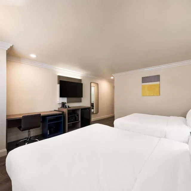 Room, Quadruple, 2 Queen Beds, Comfort Inn Gilroy 2/5