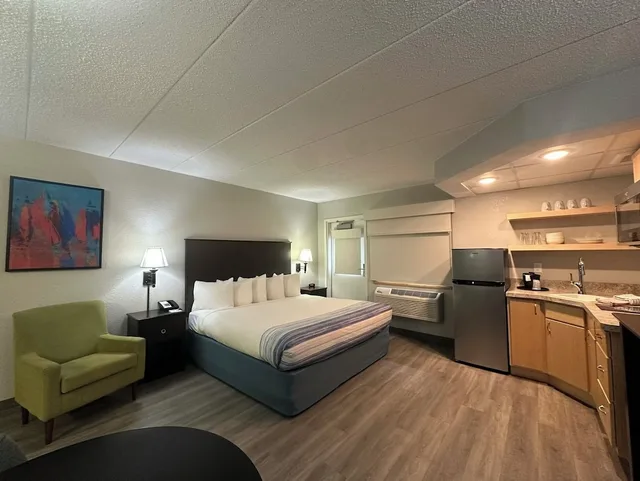 Efficiency, King Bed, Water View, High Floor، Americinn By Wyndham Menominee 1/4
