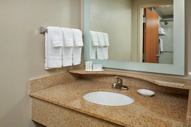 جناح بسريرين مزدوجين مع سرير سحّاب إضافي مع أريكة بحوض استحمام لذوي الإعاقة، SpringHill Suites by Marriott Baton Rouge North/Airport 5/7