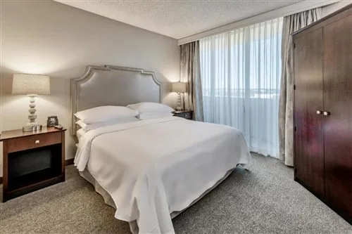 جناح بسريرين مزدوجين بغرفة نوم واحدة بحوض استحمام لذوي الإعاقة، Embassy Suites by Hilton Boca Raton 2/3