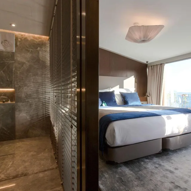 جناح بسرير كينج بإطلالة على البحر بشرفة، Noble22 Suites 1/1