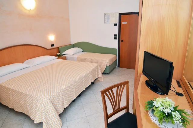 غرفة ثلاثية بسرير كوين وسرير فردي بشرفة، Hotel Adele 1/5