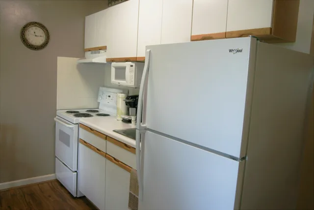 جناح بسرير كوين مع أريكة، Affordable Corporate Suites 1/5