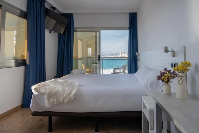غرفة بسرير مزدوج بإطلالة على البحر بشرفة، Port Sitges Resort Hotel 4/10