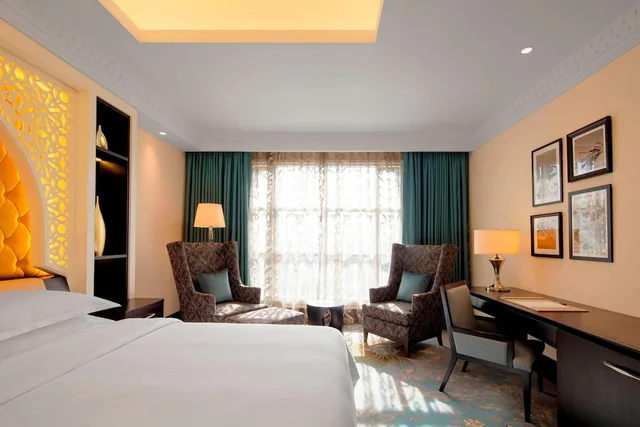 غرفة ديلوكس بسرير كينج بإطلالة جزئية على البحر، Sheraton Sharjah Beach Resort Spa 1/9