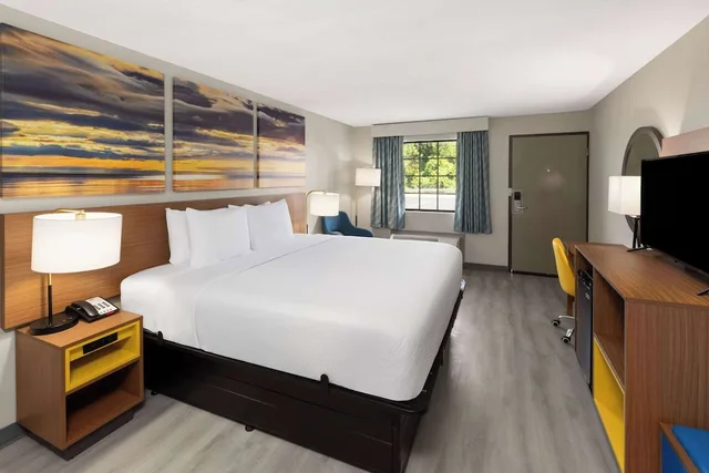 غرفة بسرير كينج لذوي الإعاقة، Days Inn & Suites By Wyndham Vicksburg 1/3