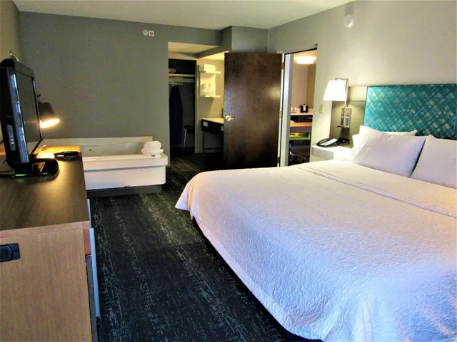 جناح بسرير كينج بغرفة نوم واحدة مع أريكة بحوض جاكوزي، Hampton Inn Suites Newtown 4/10