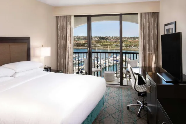 1 Bedroom, Suite, King Bed, Marina View, Parlor, Sofa، Hilton San Diego Airport Harbor 2/4