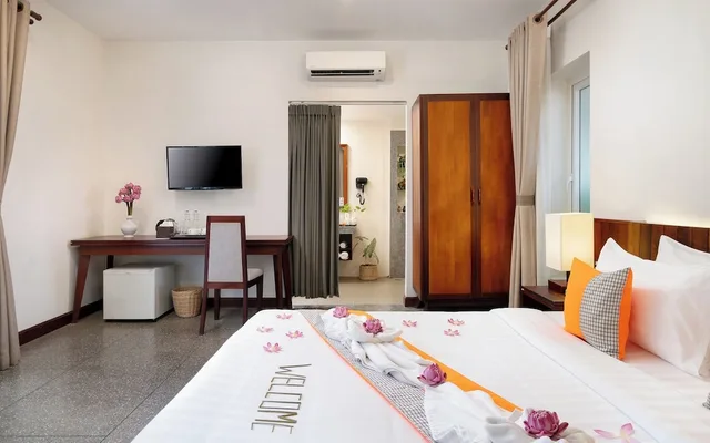 Suite, King Bed, Pool View, Balcony, Indra Angkor Residence 4/10