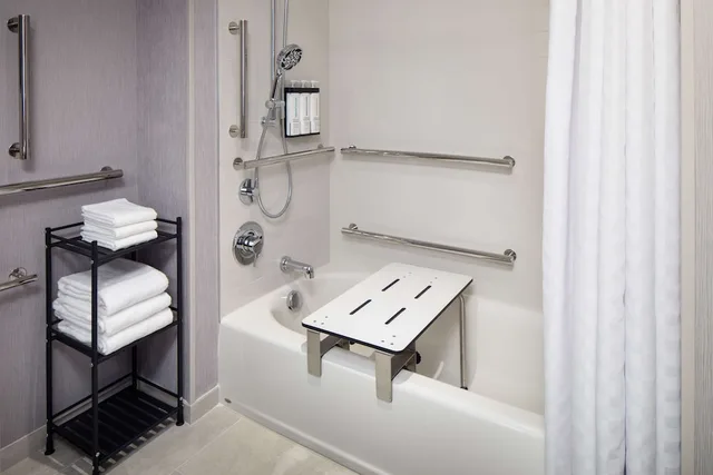 غرفة بسريرين كوين مع أريكة بحوض استحمام، Hyatt Place Boise/Meridian 3/3