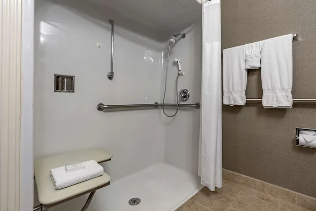 غرفة بسريرين كوين بشرفة لذوي الإعاقة، Hampton Inn Ukiah CA 3/3
