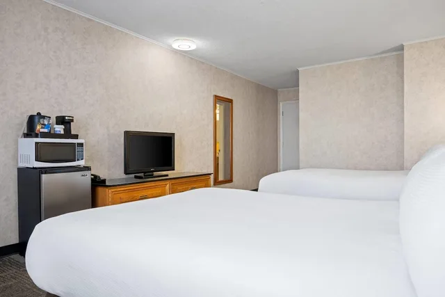 Drive Up, 2 Queen Beds، Travelodge by Wyndham Amherst 5/5