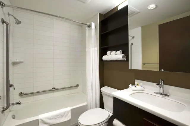غرفة بسرير كوين، Microtel Inn And Suites By Wyndham Lloydminster 3/3