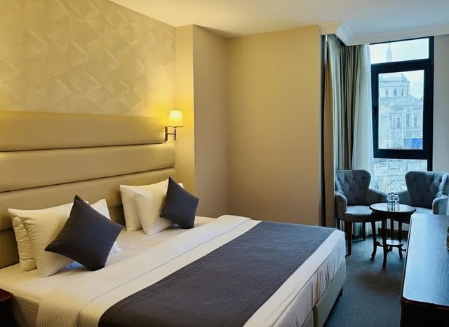 غرفة ديلوكس بسرير كينج وسرير كوين بإطلالة على المدينة، Istanbul Midpoint Hotel 3/10