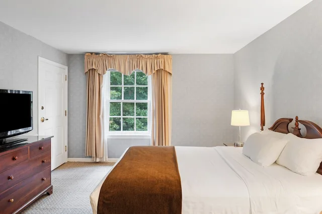 جناح بريميير بسرير كينج وسرير كوين بغرفتي نوم مع أريكة، The Essex Vermont S Culinary Resort Spa 1/4
