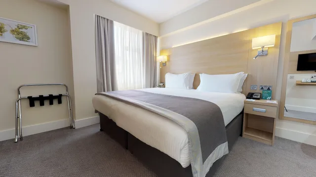غرفة بريميوم بسرير كينج، Holiday Inn London - Kensington High St. by IHG 2/8