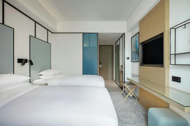 غرفة بسريرين منفصلين بإطلالة على المدينة، Four Points by Sheraton Hong Kong, Tung Chung 3/6