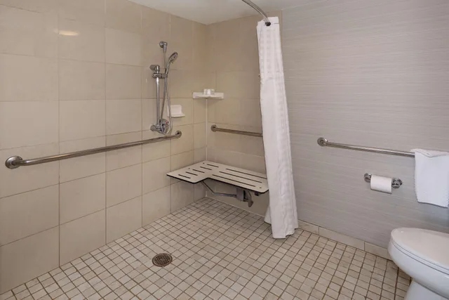 جناح بسريرين كوين بغرفتين لذوي الإعاقة، Embassy Suites by Hilton Anaheim North 2/2
