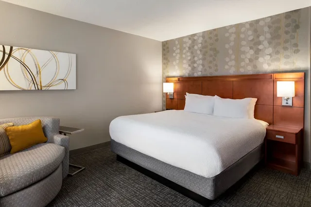 غرفة بسرير كينج بشرفة، Courtyard By Marriott Tupelo 1/10