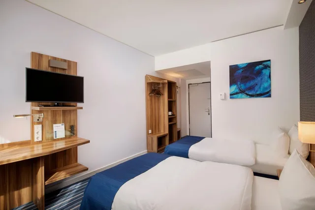 غرفة بسرير مزدوج بإطلالة على الفناء، HOLIDAY INN EXPRESS BREMEN AIRPORT 4/10
