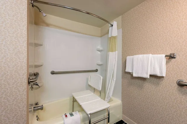 غرفة بسرير مزدوج لذوي الإعاقة، Howard Johnson by Wyndham Salem Hotel & Conference Center 7/7
