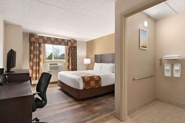 غرفة بزنس بسرير كينج، Spark by Hilton Portland Airport Maine Mall 2/3