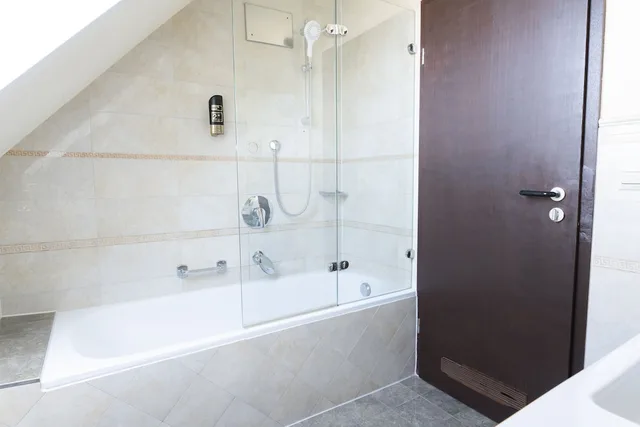جناح بسرير كوين وسرير فردي بغرفة نوم واحدة، Hotel Astoria Am Urachplatz 6/6