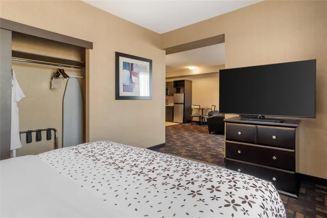 جناح بسرير كينج مع أريكة بمطبخ صغير، Best Western Plus Fox Creek 5/7