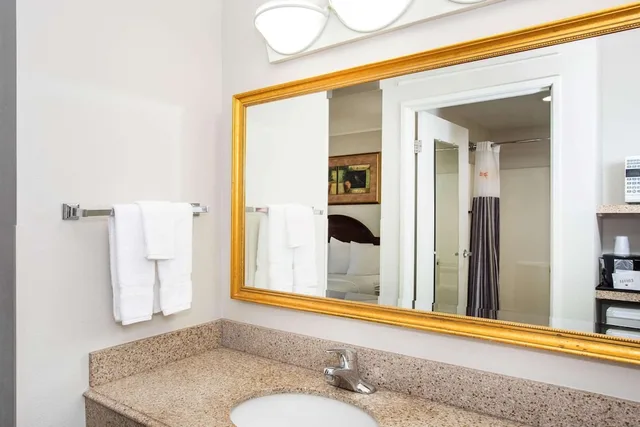 غرفة بسرير مزدوج لذوي الإعاقة، La Quinta Inn & Suites by Wyndham Melbourne Viera 6/9