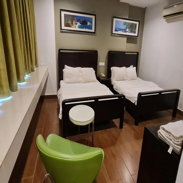 جناح عائلي، Crossroads Hotel 3/9