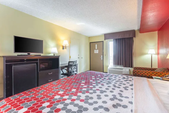 غرفة بسرير كينج، Econo Lodge & Suites Clarksville near Governors Square Mall 3/3