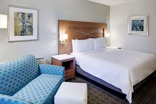 Deluxe, King Bed, High Floor, DoubleTree by Hilton Milwaukee Downtown 2/3