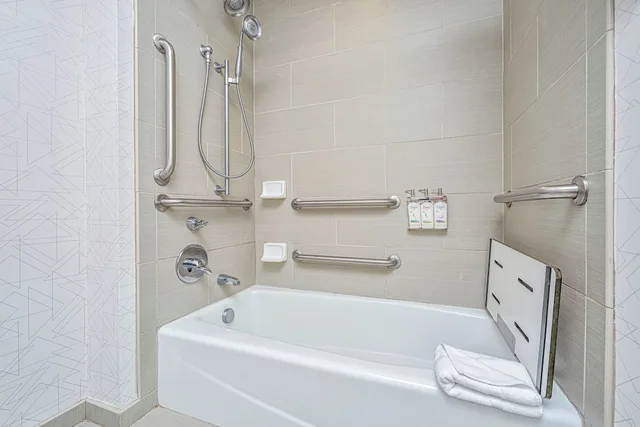 غرفة قياسية بسريرين كوين لذوي الإعاقة، Holiday Inn Express Hotel And Suites Charleston Arpt Conv Ctr Area 5/7